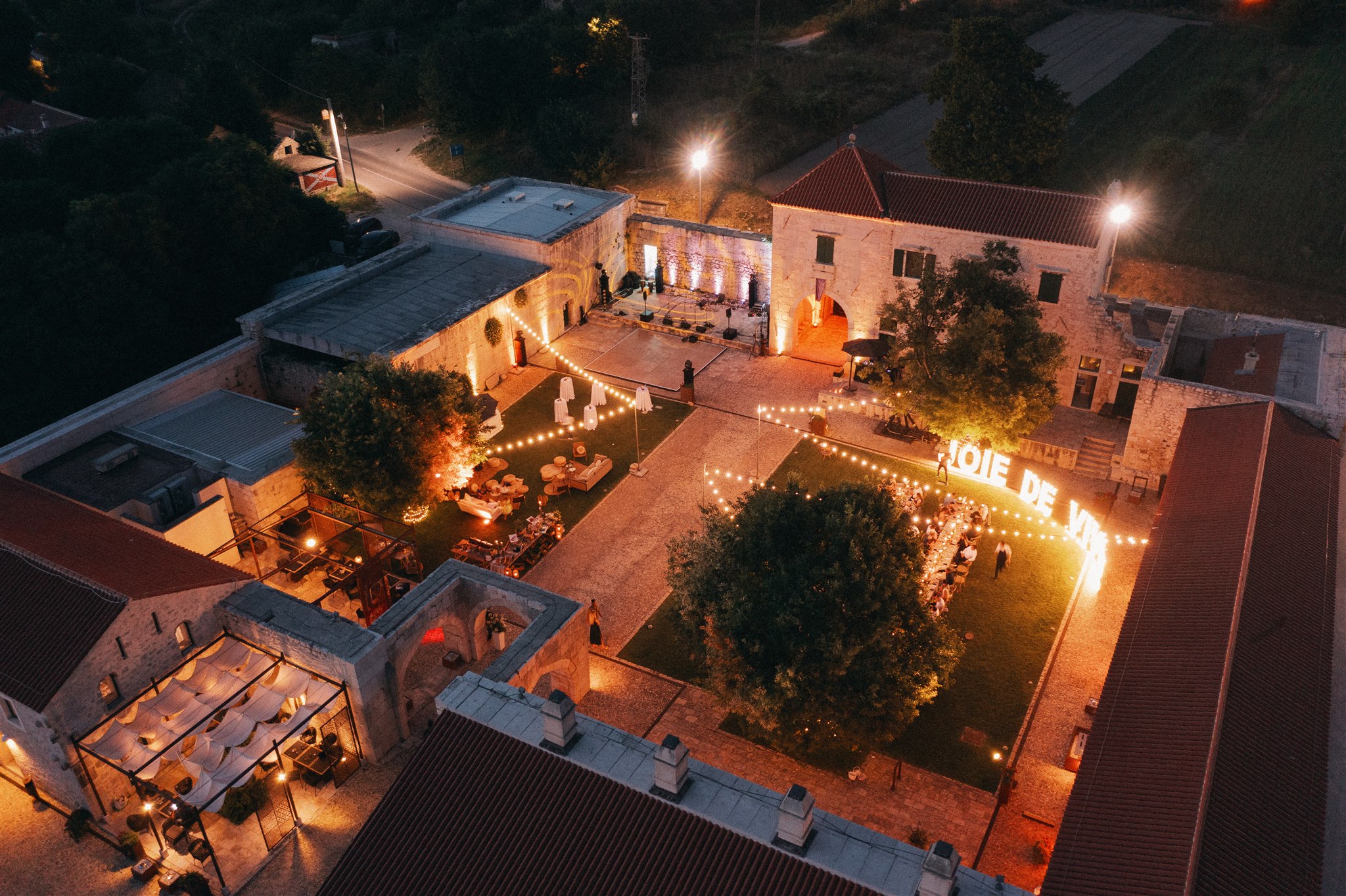 destination wedding theatrum weddings split